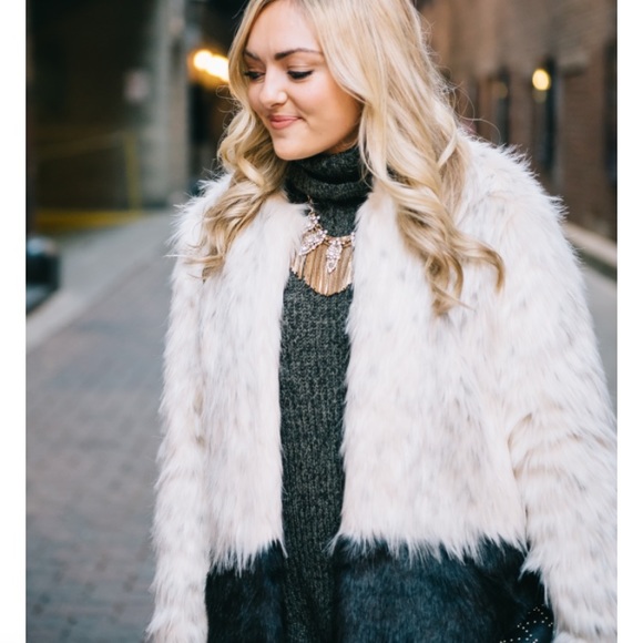 NWT Express Color Block Faux Fur White Black Coat Jacket Size XS TP - Picture 5 of 13